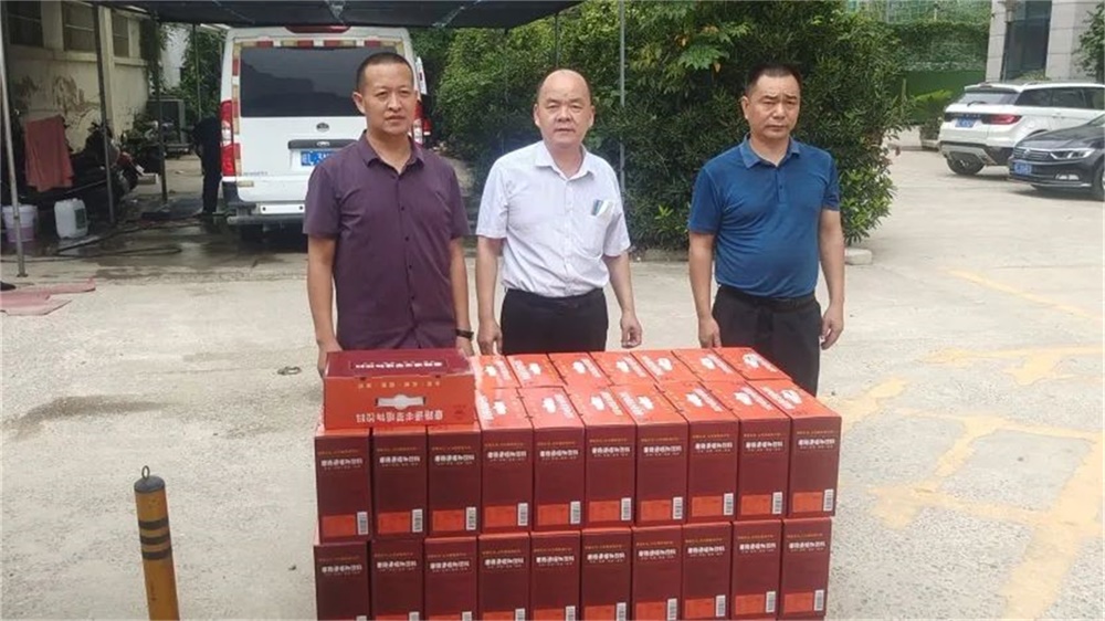 公司工会组织开展夏季高温“送清凉”活动(图6) 公司工会组织开展夏季高温“送清凉”活动(图6)